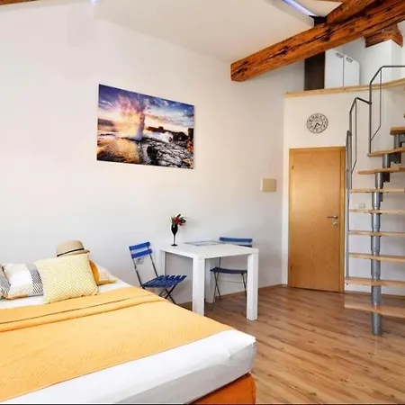 Gabriela Center Apartment Split